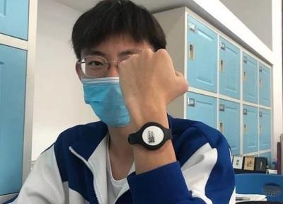 استفاده از دستبند هوشمند برای نظارت بر دمای بدن دانش آموزان