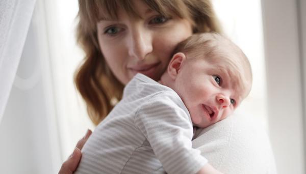 استفراغ نوزاد؛ درمان خانگی و علائم هشدار دهنده