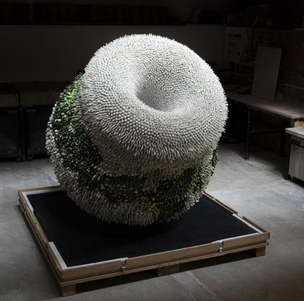 این مجسمه غول پیکر از 70 هزار گلدان سرامیکی کوچک ساخته شده