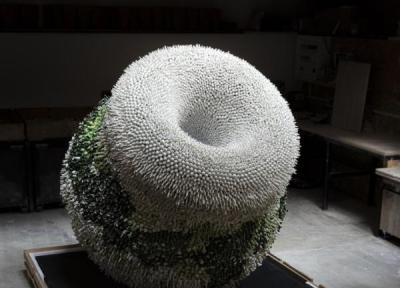 این مجسمه غول پیکر از 70 هزار گلدان سرامیکی کوچک ساخته شده
