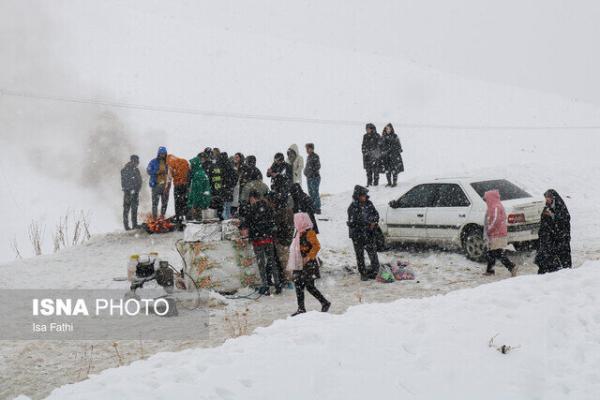 بارش برف راه ارتباطی 200 روستای دلفان را مسدود کرد