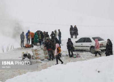 بارش برف راه ارتباطی 200 روستای دلفان را مسدود کرد
