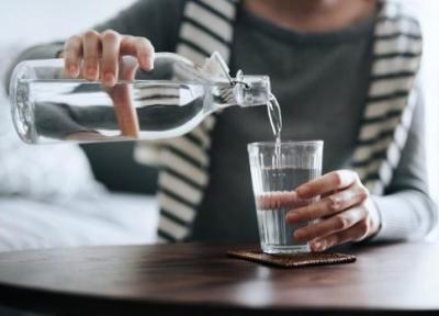 بلایی که نوشیدن آب هنگام غذا خوردن بر سرمان می آورد